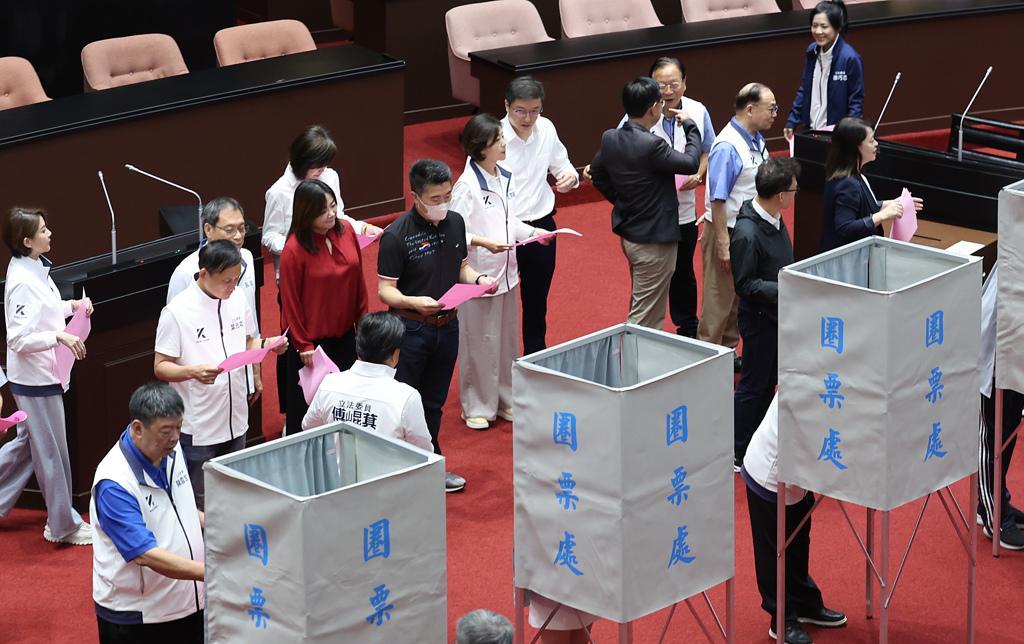 蓝白打脸赖清德 封杀全部7位大法官！
台湾“立法院”在今（25日）上午行使大法官