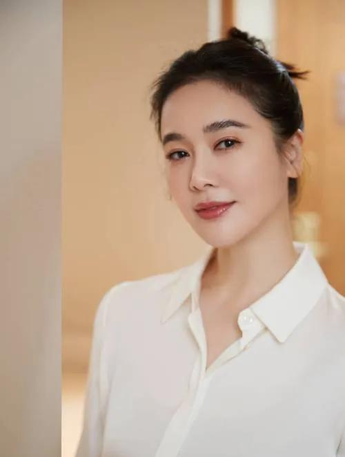 谁也没想到，曾被传“风流成性，绯闻不断”的左小青，如今已蜕去浮华。历经岁月沉淀，