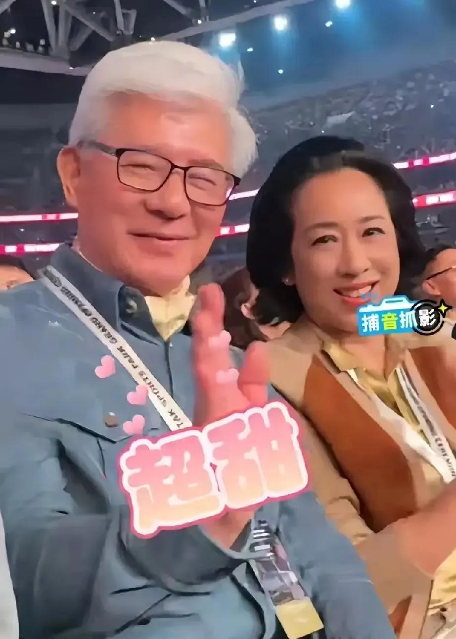 最近，霍启刚的妈妈朱玲玲和她丈夫罗康瑞一起露面，一下子就吸引了大家的目光。朱玲玲