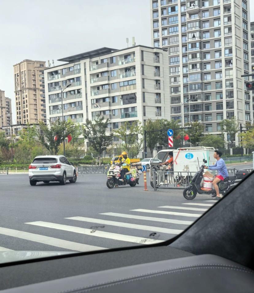 请叫我娃娃机车外卖哥～