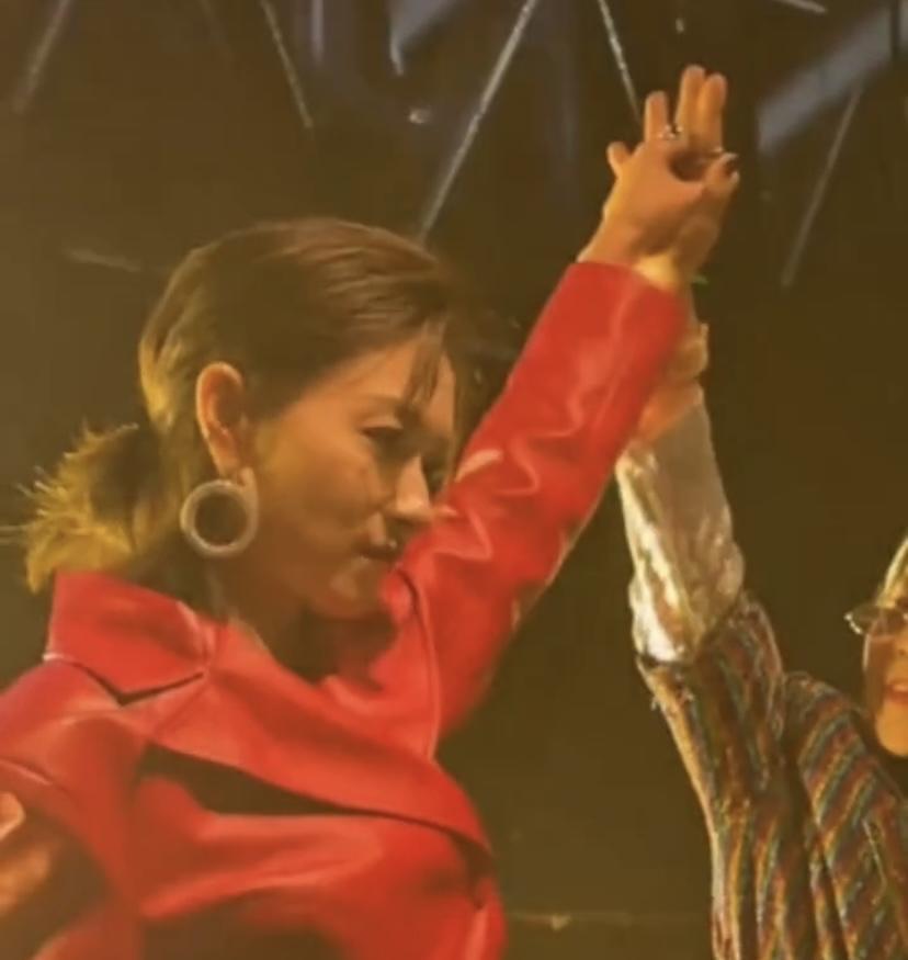 跨年晚会上，万茜、古力娜扎、王子文、杨颖、杨幂这几位女星嗨翻全场。
杨幂长发微卷
