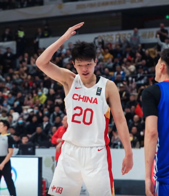 稍微总结下小杨这场表现
亮点:篮板球更积极了，会起跳拿球了。掩护质量还是不错。给