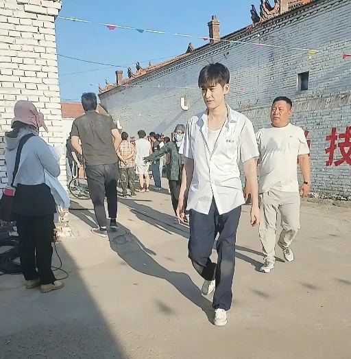 万万想不到
现在的娱乐圈，
都卷成这样了，有些演员明知不可为之而为之，最后落得饱