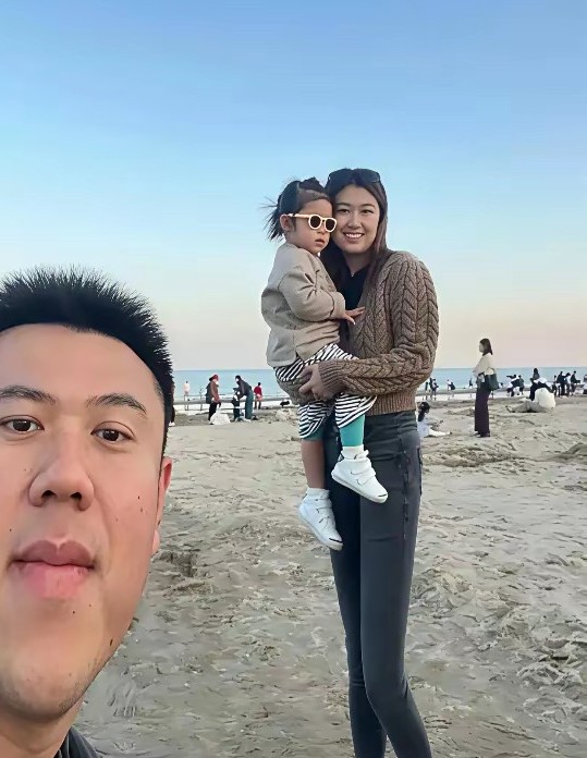 我老婆真没p图，她是真腿长，你问我的脸吗？天生的，我就是长得长啊…
