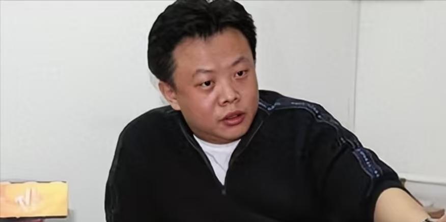 知名导演蒋虎离婚16年仍孤身一人，前妻春妮嫁刚强幸福育子！
人生如戏，命运弄人。
