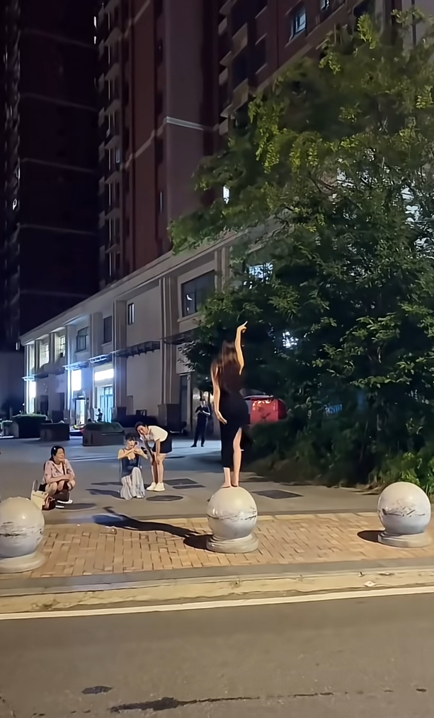 这要是摔倒了，不带青一块紫一块啊