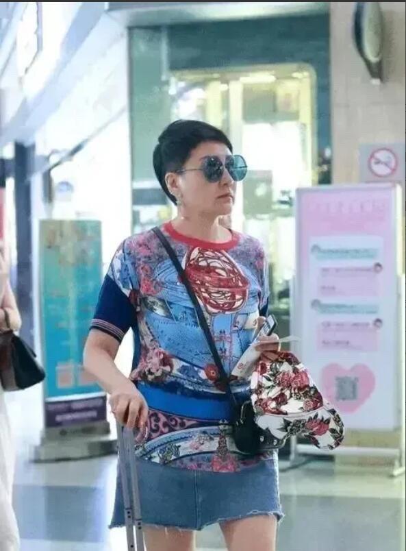 这样的穿搭没有看出有什么不妥当地方，为什么有那么多人说她的穿搭不行，衣品不行。其