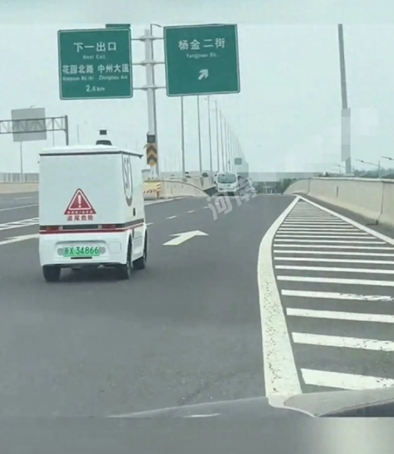 郑州无人驾驶快递车上高架，市民：安全问题谁来监管？
6月23日，有市民反映称一辆