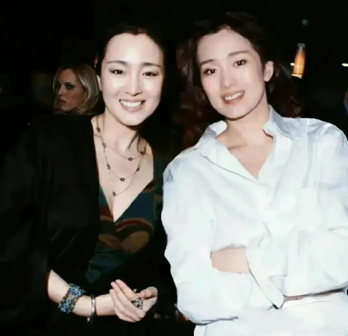 据说这个是巩俐和她的替身演员的合影。感觉就像是一个模子刻出来的，哪个是本尊，哪个