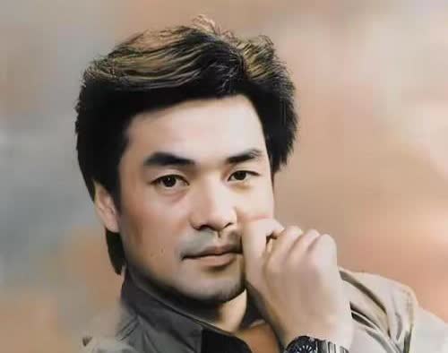 62岁尤勇智真显老，小10岁妻子是央美教授，结婚23年至今无儿无女