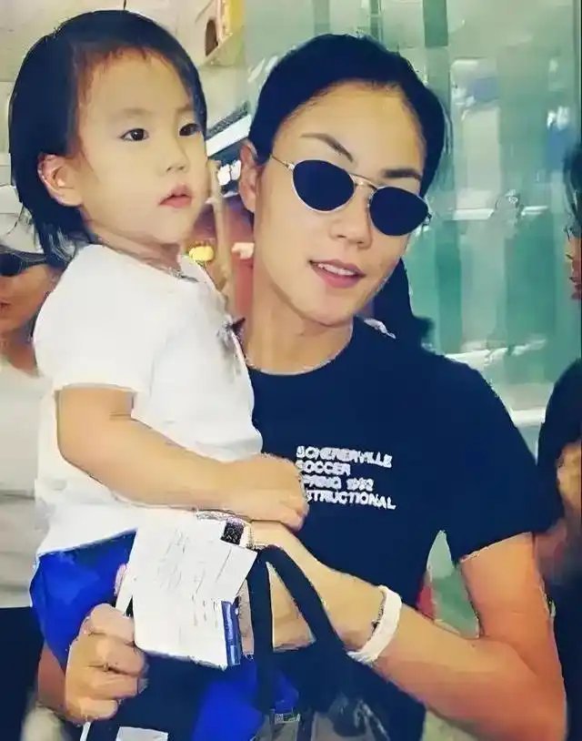 窦靖童小时候看着漂亮又可爱，王菲走到哪里给她带到哪里！ ​​​