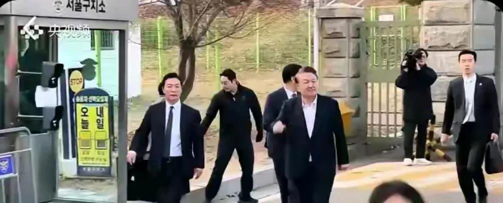 尹锡悦被释放走出拘留所时，来了一个老熟人，警卫次长金成勋出现在老尹身边。在尹锡悦