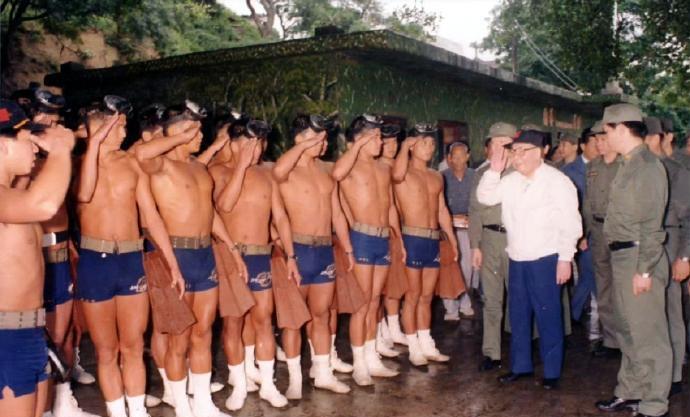 1985年，蒋建丰来到马祖岛视察秘密训练的蛙人作战部队。这些蛙人作战部队的士兵都