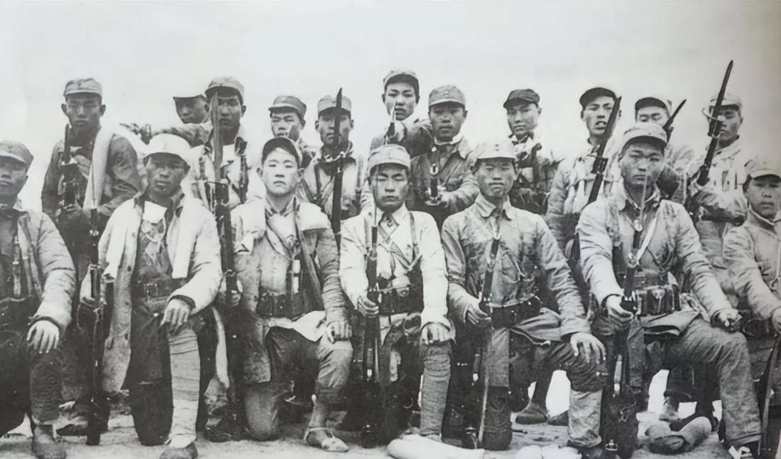 文革时期，父亲回家参与调查前市委书记黄书记。



那年冬天，凛冽寒风裹挟着雪花