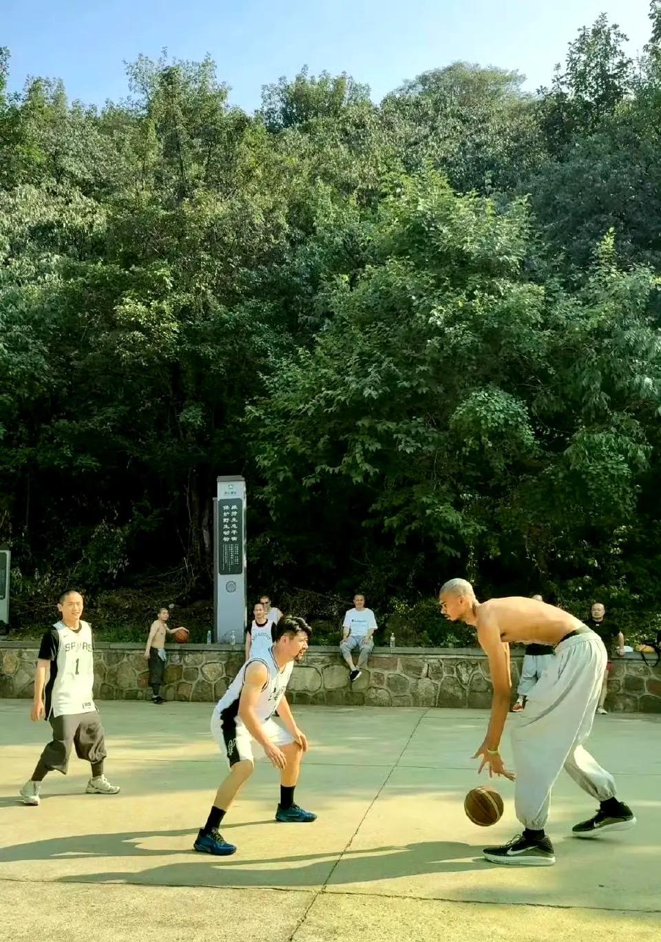 建议归化！文班亚马是真像中国人啊！



这位来自法国的年轻球员，在少林寺的短暂