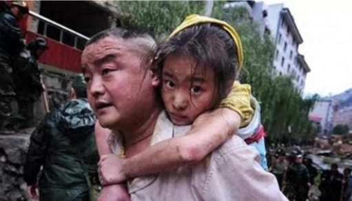 2008年，汶川地震，11岁的李佳芹被埋在废墟下十几个小时，她的父亲却不顾他人的