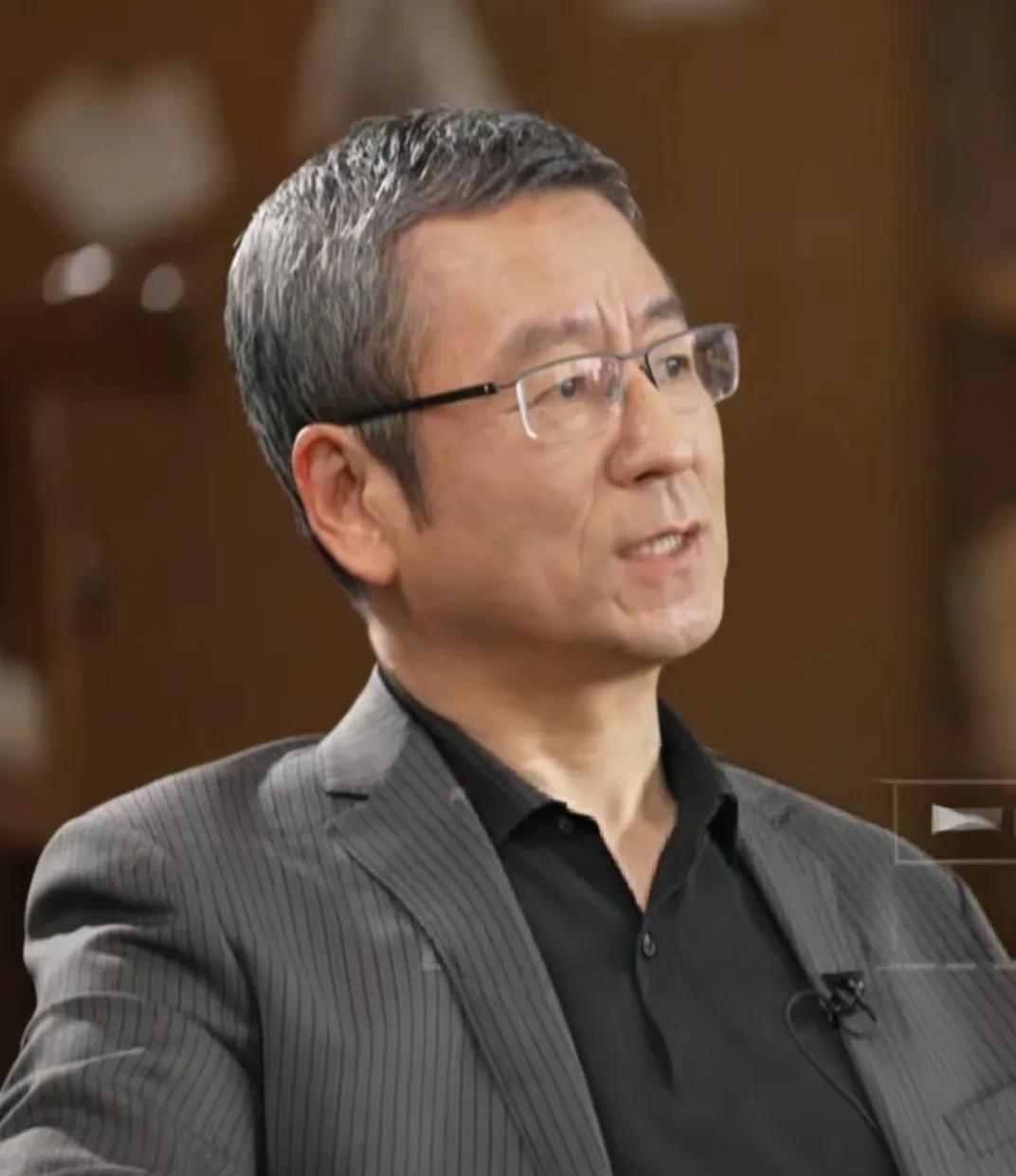 主持人白岩松说：“我有一次去外地出差，大概五点多下火车，然后就见朋友，聊得非常开