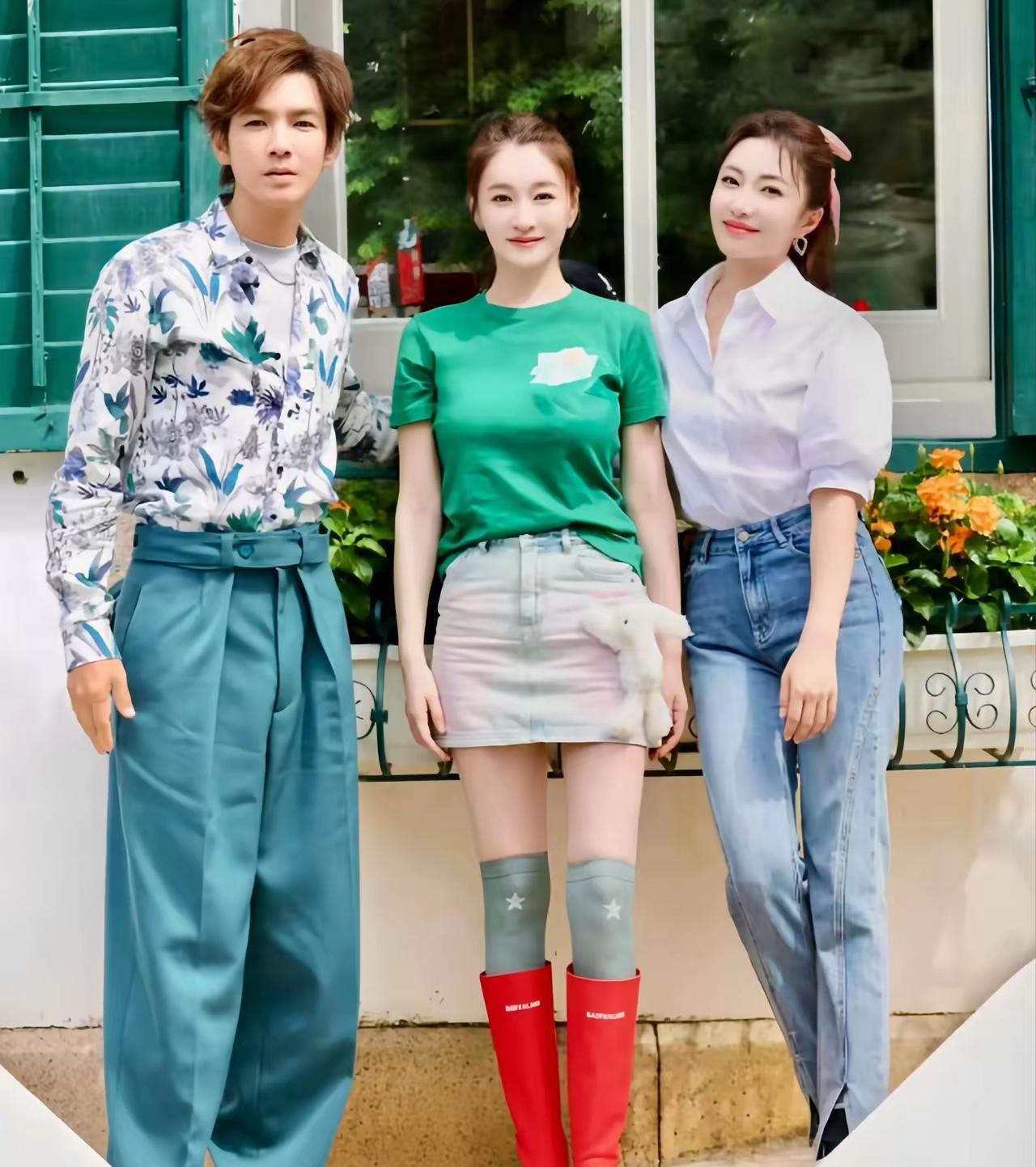 李小冉旁边的女孩是谁？有认识的吗？李小冉不愧是难得一见的美人，五官精 致，白得发