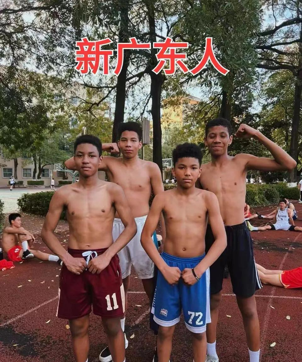 很早以前在深圳街头有过条标语，叫“来了就是深圳人”，那时看了心里真温暖，虽然进深