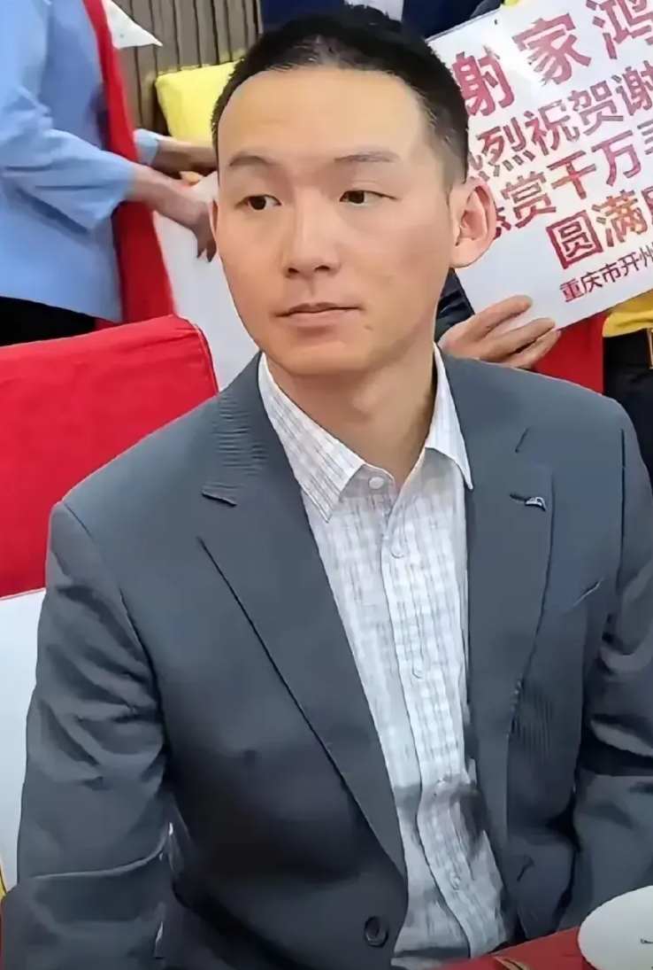 谢浩男胆子真大！
为了参军，体检能够顺利通过，谢浩南冒了很大的一个风险去做近视眼