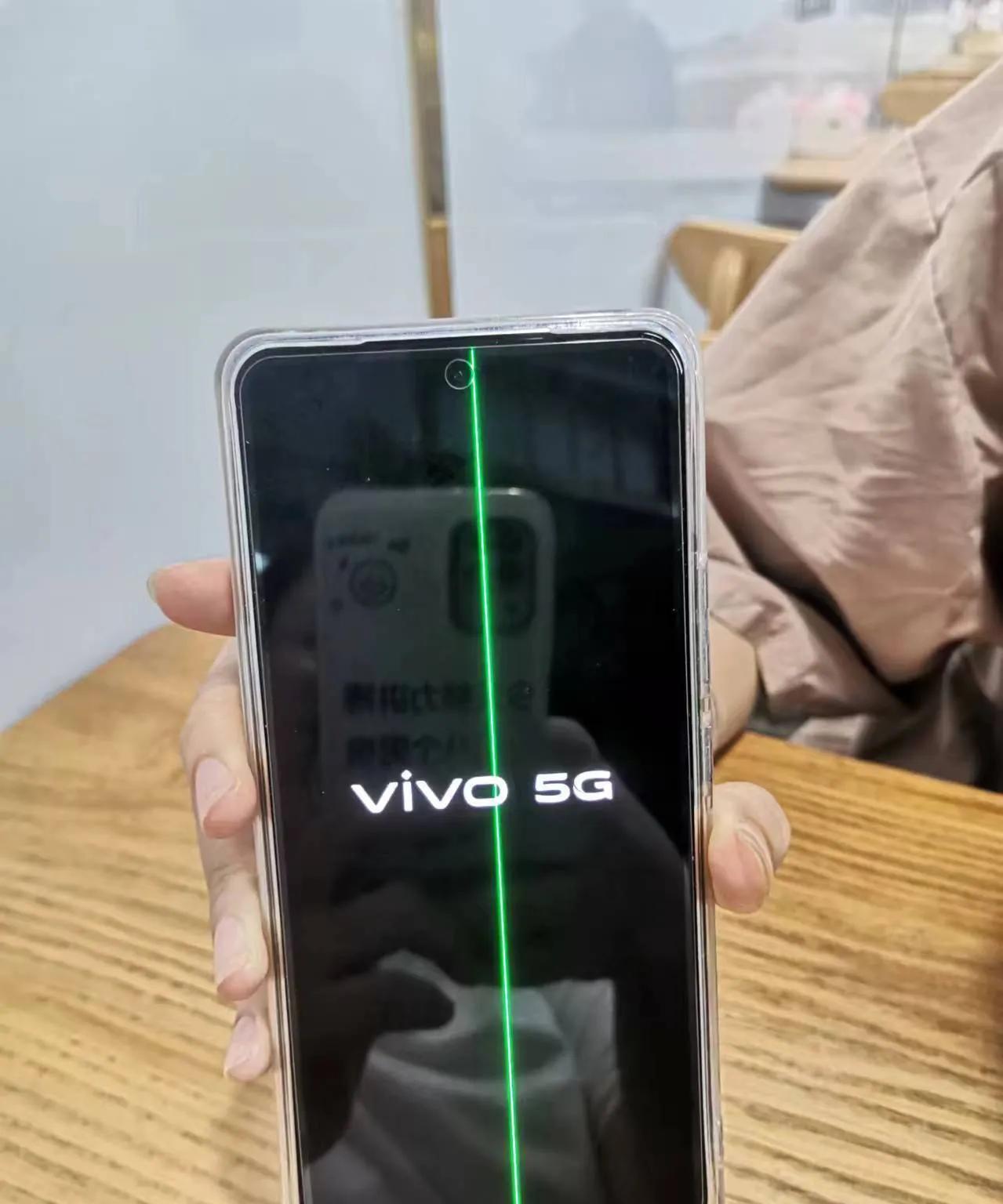 vivox70屏幕突然出现一条绿线
我的情况是这样的：
手机没摔也没进水，上一秒