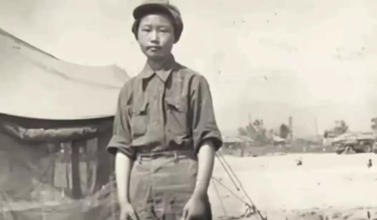 图片是1953年4月，志愿军被俘女卫生员杨玉华作为伤兵战俘交换回来时的情景，值得