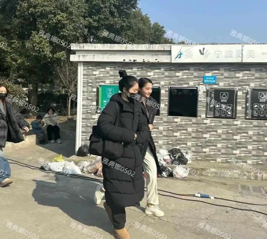 宁波偶遇关晓彤，她虽然个子高却长了一张小孩儿脸，五官秀气耐看给人很乖很懂事的感觉