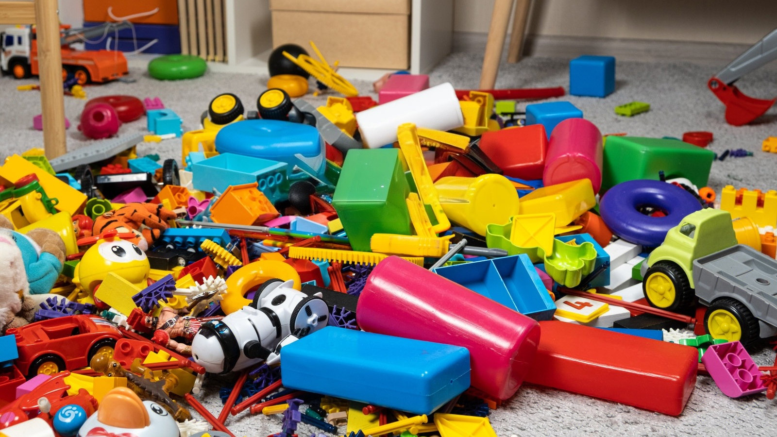 别再用玩具“填满”孩子了！你给的“爱”，可能是种“软性伤害”