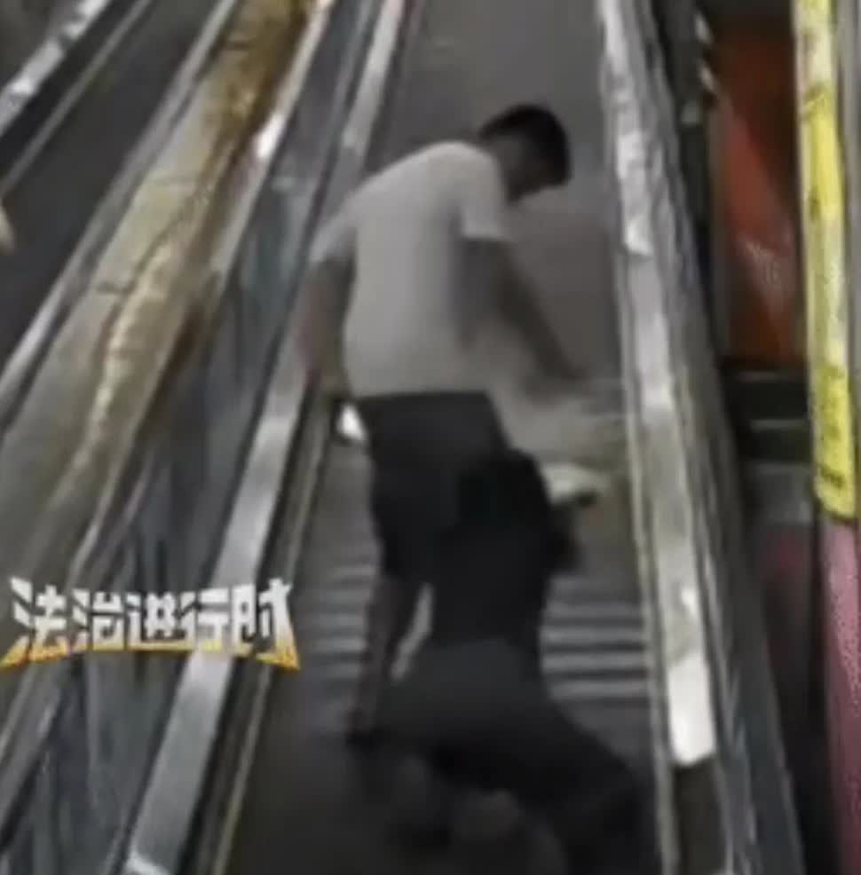 给男子整不会了，
坐电梯被身后女子拽下裤子，
当场傻眼。
后觉发现该女子脸