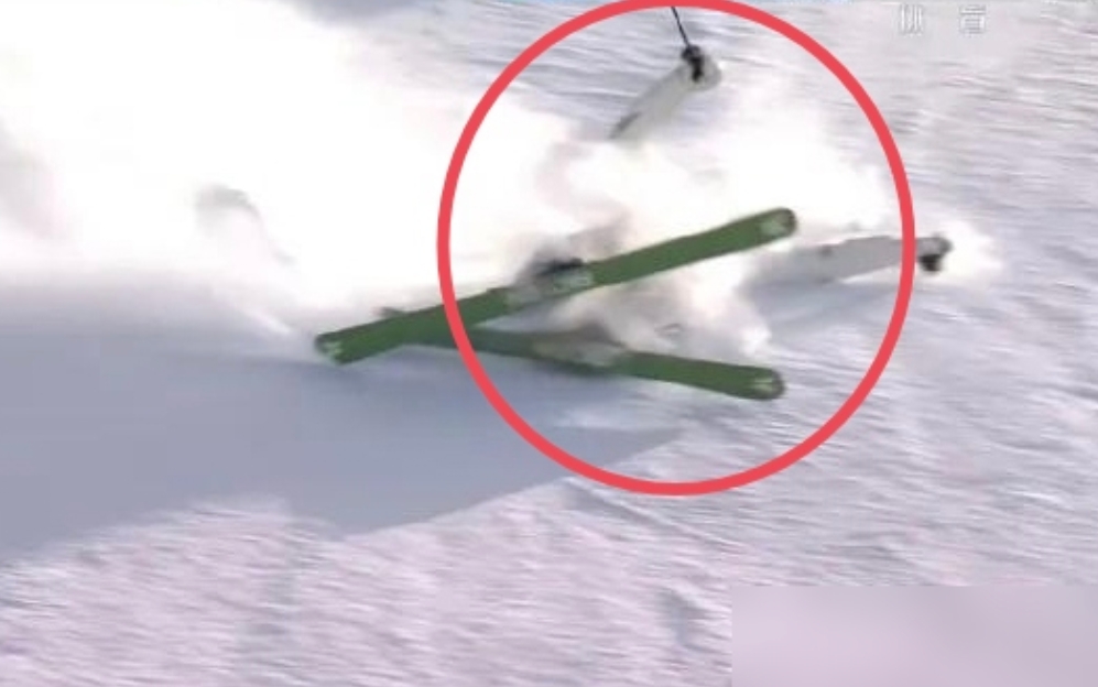 谷爱凌这一摔，仅得1.26分，我都替她捏了把汗。 
慢镜头里看得清清楚楚，重心一