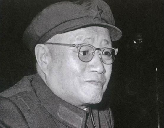 1958年在反教条主义运动中，南京军事学院院长刘伯承元帅受到不公正的批判，他一夜