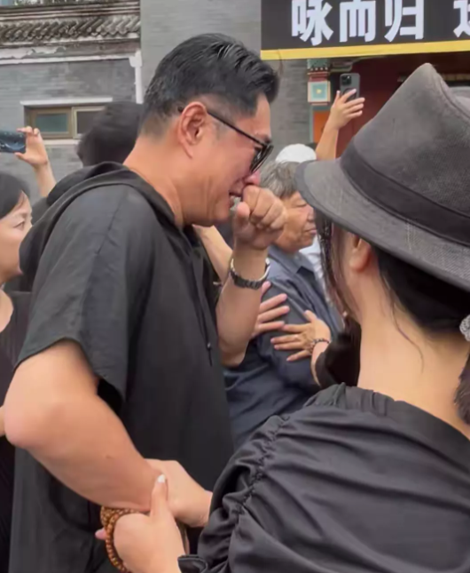 男儿有泪不轻弹，只是未到伤心时，千百惠丧仪前夫高大林没来，相知相识四十七年的老友