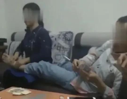 不得不称赞下举报人，冒着风险拍了视频流转出来，让大家看清了这对公职人员的不雅行为