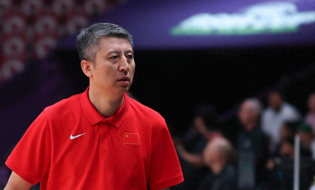 亚洲杯决赛，中国男篮89-90惜败澳大利亚。
比赛结束后，担任解说的周琦点评比赛