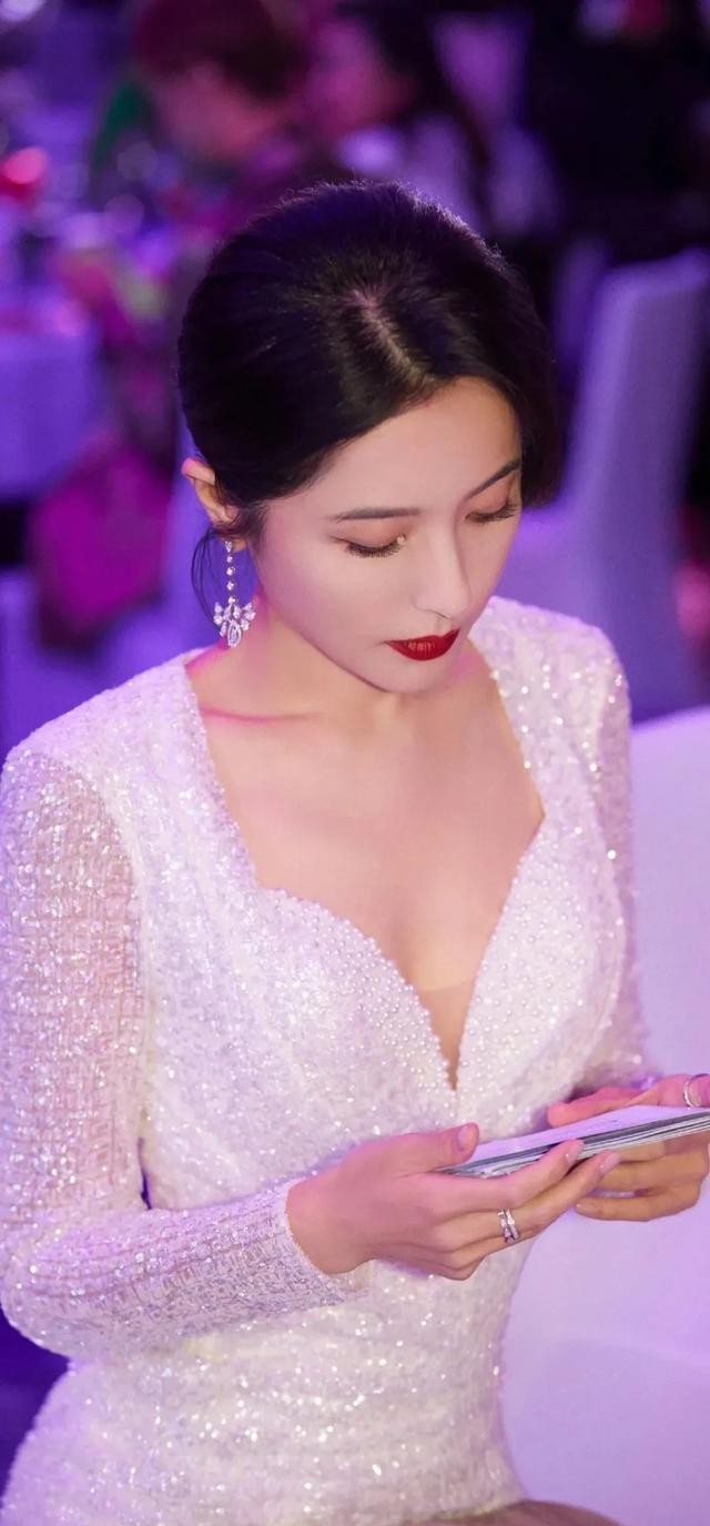 48岁“无人敢娶”，曾靠美貌“征服”无数男人，她如今怎样了？