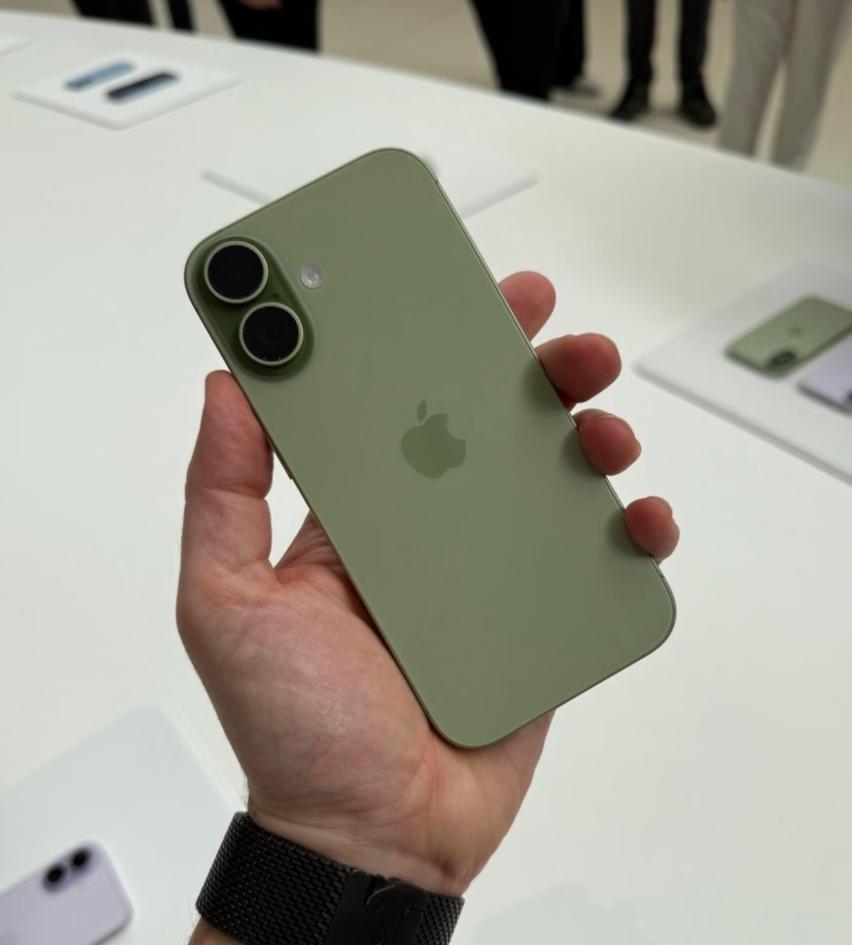 都说苹果买单不买双，今年又应验了吧？
iPhone 17系列这是真要无敌了...