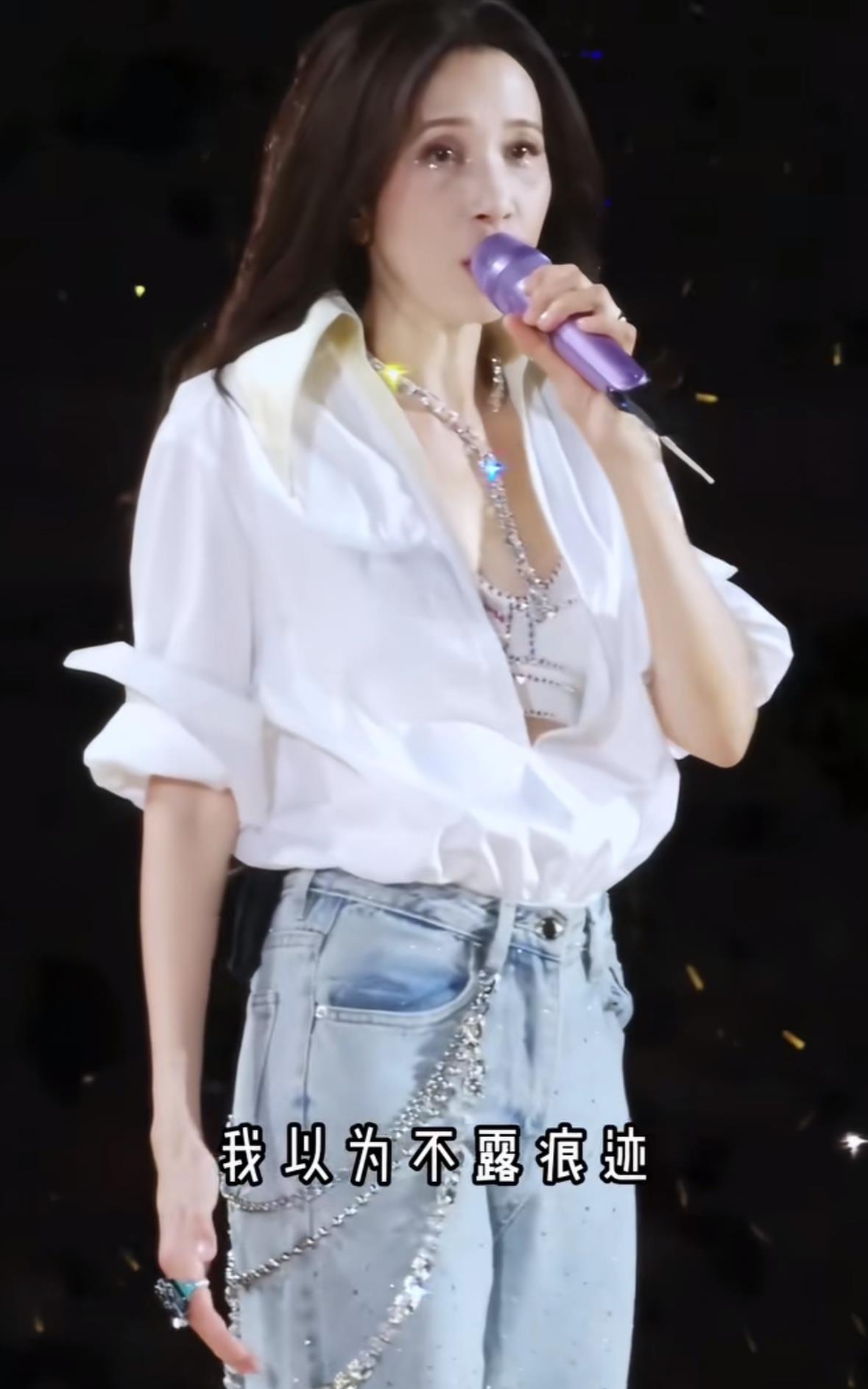 莫文蔚用一件衬衫加牛仔裤
狠狠打了张靓颖的脸

演唱会好不好看真不一定是
要