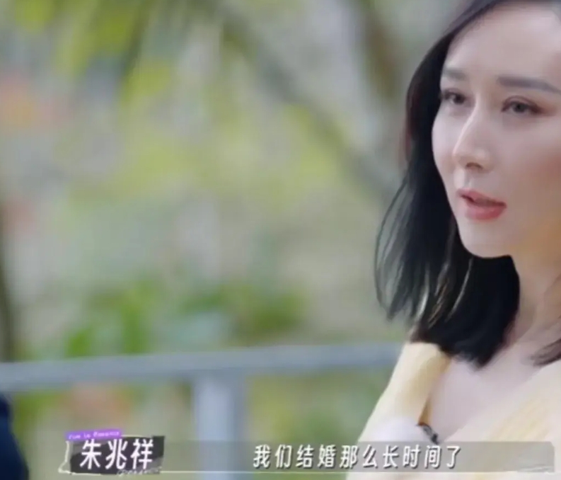 太黏人了！胡静的老公朱兆祥问她什么时候退休，不拍戏了，胡静说不会的

朱兆祥说如
