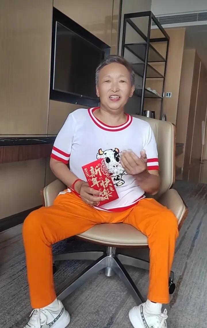 得人心者，得粉丝。农村幺哥做到了。
        这位就是从四川来看望农村幺哥