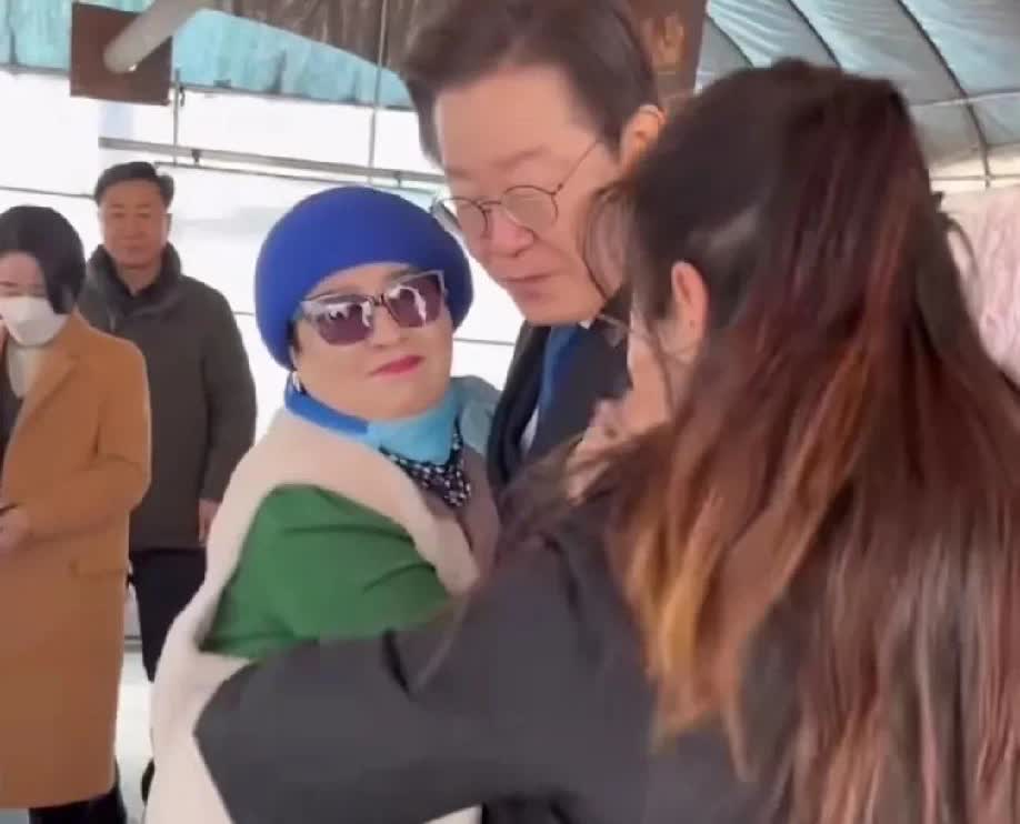 左拥右抱的李在明，第一夫人金惠景看到这场景会不会吃醋啊！

最近网上关于韩国