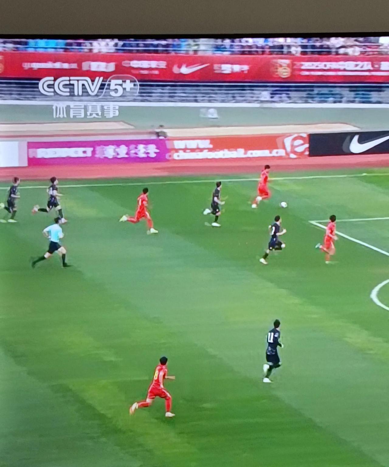 中国1：0战胜韩国，取得邀请赛首场胜利。
被动防守，成为中国这场球的缩影。一次反
