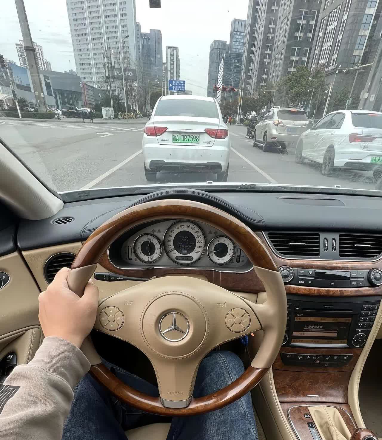 20年前奔驰最优雅轿车的内饰，实木真皮镀铬运用的巧夺天工