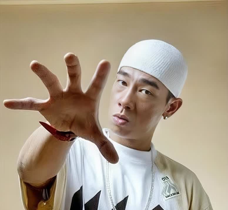 陈小春真的有那么火吗？
有网友说他在香港也就是二流明星

这次开演唱会虽然