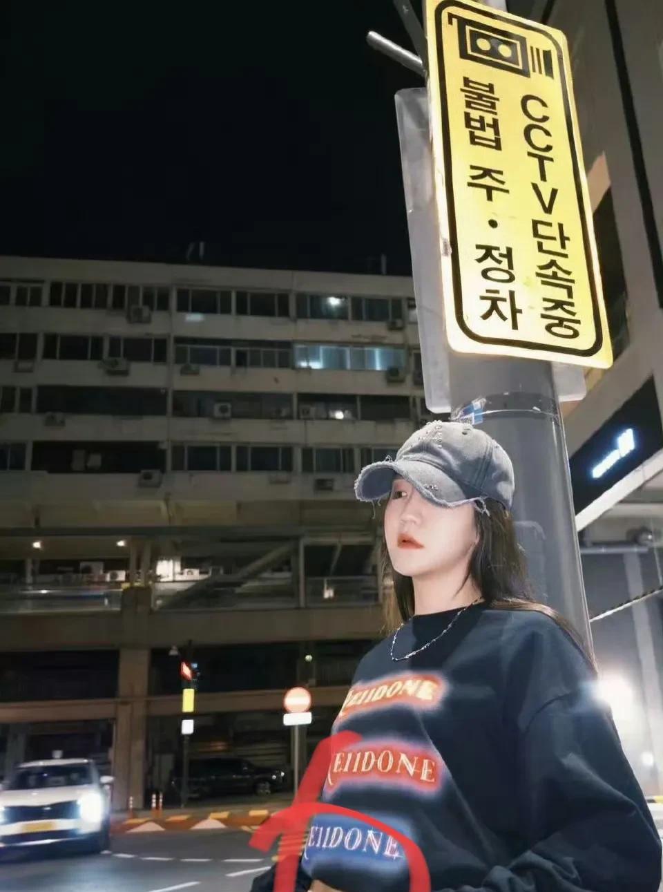 梦姐的马甲线清晰可见，可见她对自己体态的管理是多么的到位！
30多岁的梦姐还能有