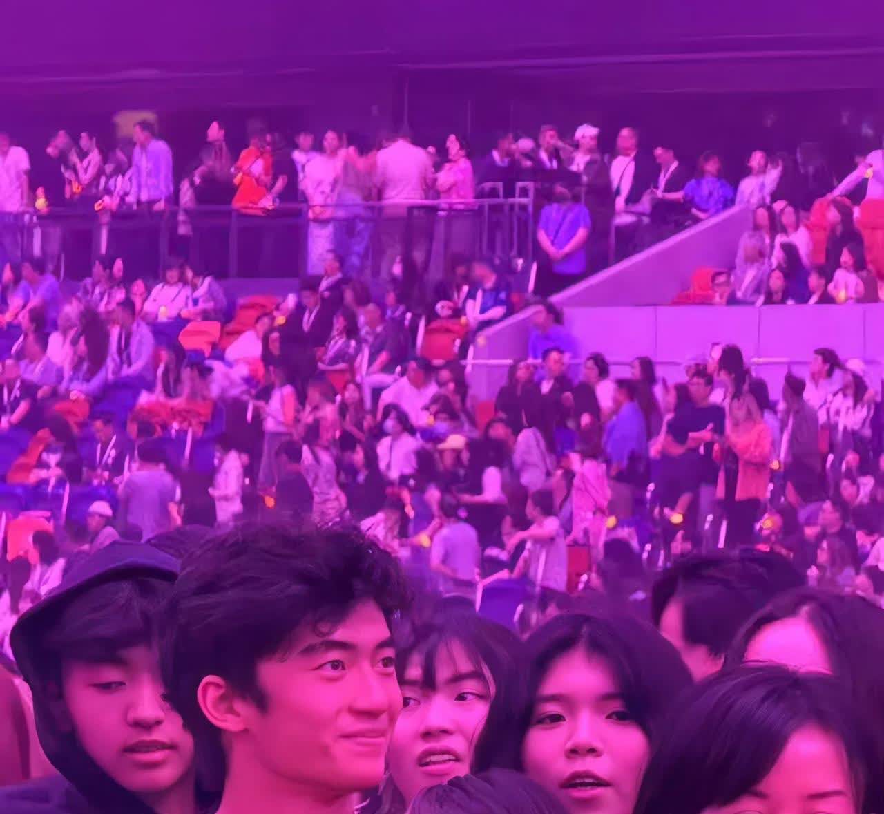 谢霆锋没有让张柏芝失望，儿子从新加坡返港，来看他的表演，把王菲莅临现场的顺序，完