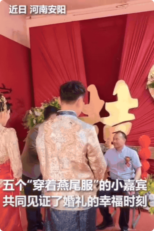 太巧合了吧！河南安阳，一对新人正举行婚礼，突然，摄影师发现屋顶角落，有一团黑乎乎