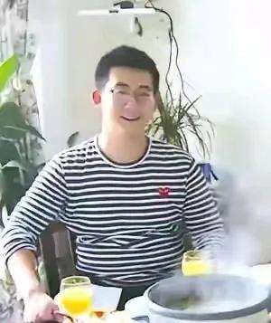说起老演员梁天大家都记得吧！他那双小眯缝眼睛真是一大亮点，太有识别度了，让人一眼