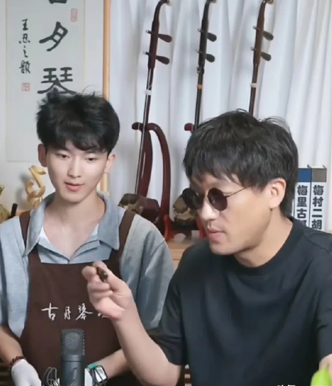 二饼称所谓“官方打电话让管控粉丝，不然封号”并非实情，只是近期节奏太大，才让东江