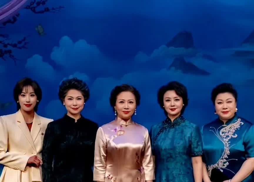 卸下了戏装，换上了中式旗袍，舞台名伶们更显东方女性的古典神韵，你不会认不出她们了
