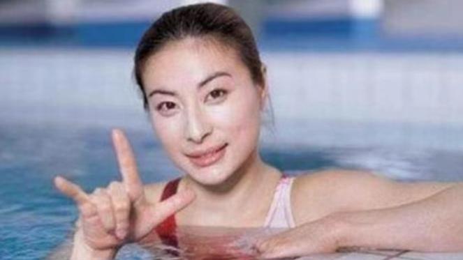 郭晶晶穿便宜货爬山，女儿大长腿秒杀超模，霍启山行为惹争议